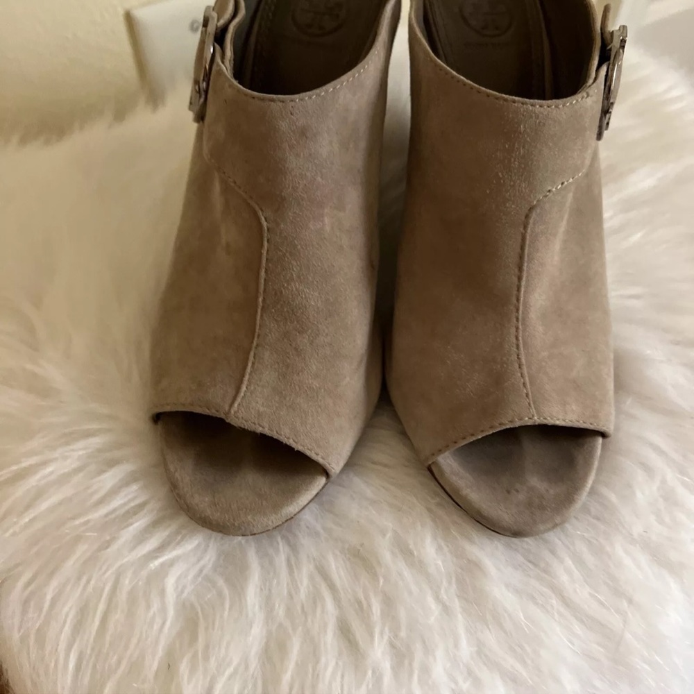 TORY BURCH- SIZE 8.5 GRANT TAUPE BEIGE Open-Toe Suede Wedge BUCKLE Mule